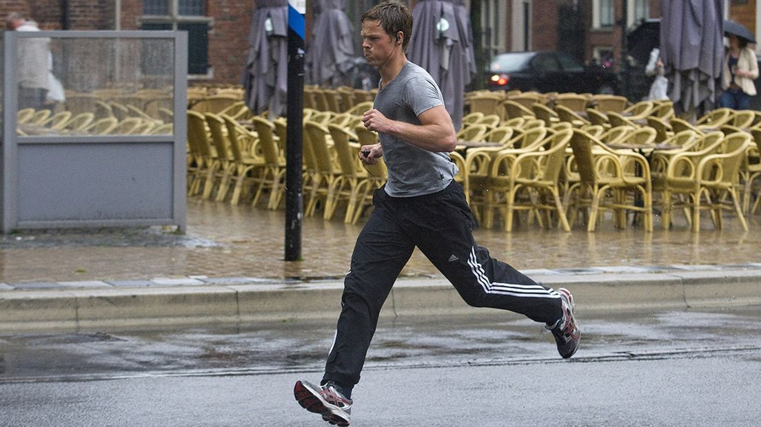 Een jogger in de Groninger binnenstad.
