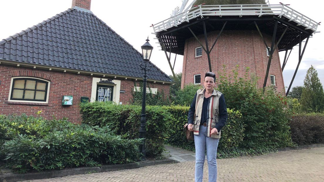 Elly van der Laan bij het dorpshuis in Farmsum