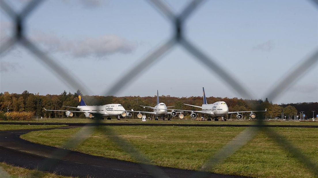 De geparkeerde Boeings op Twente Airport