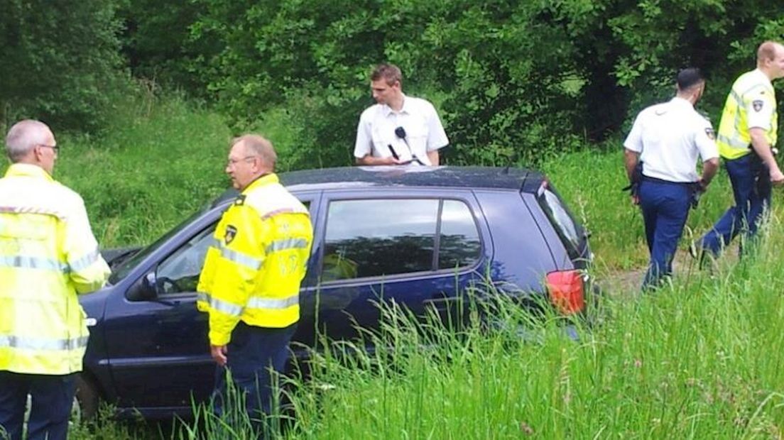 Auto valt van talud in Borne