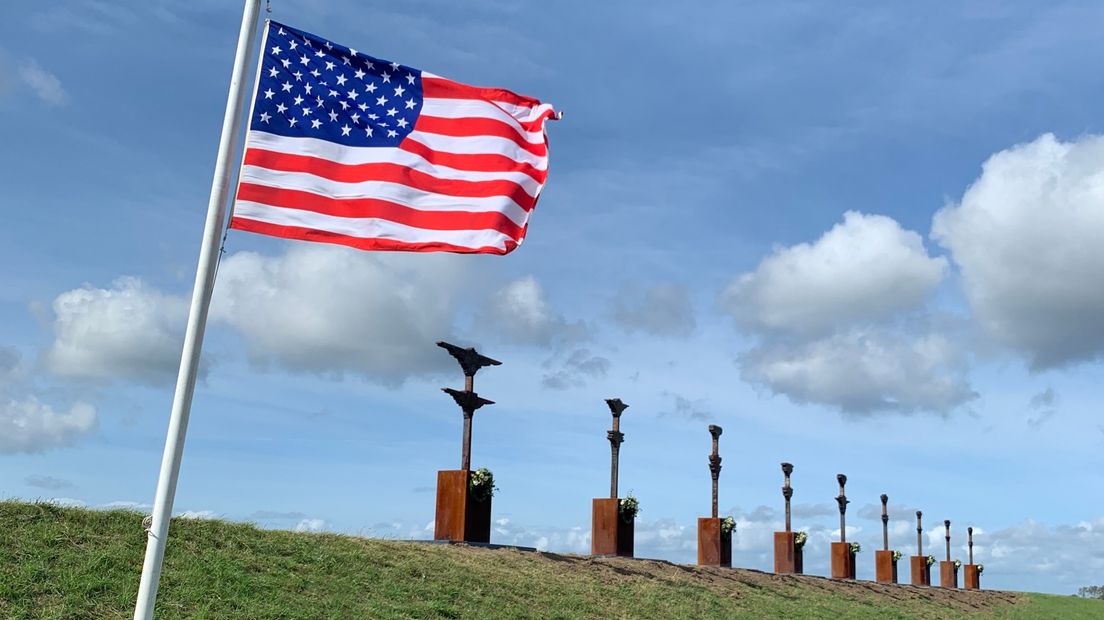 De Amerikaanse vlag is gehesen tijdens de officiële onthulling