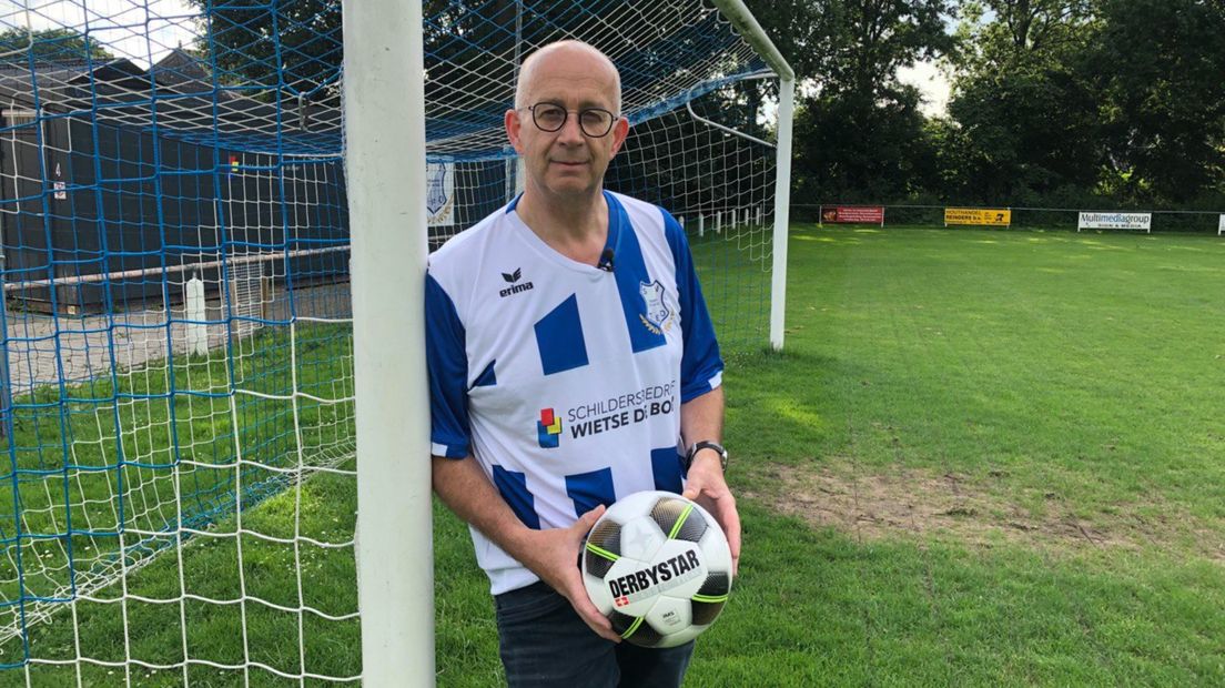 Joop de Vries draagt het shirt van sv TEO