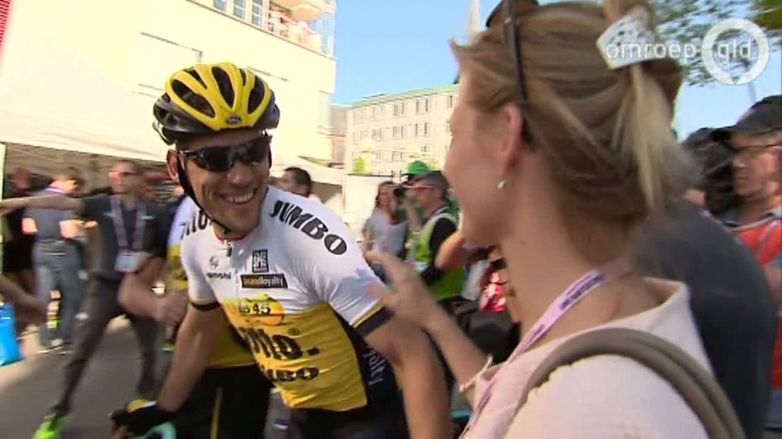 Het is voor Maarten Tjallingii uit Arnhem de laatste grote wielerwedstrijd uit zijn carrière: de Giro d'Italia. En de koersdagen op het Gelderse land zorgde bij de wielrenner dan ook voor een brede glimlach, helemaal toen hij de blauwe trui veroverde.