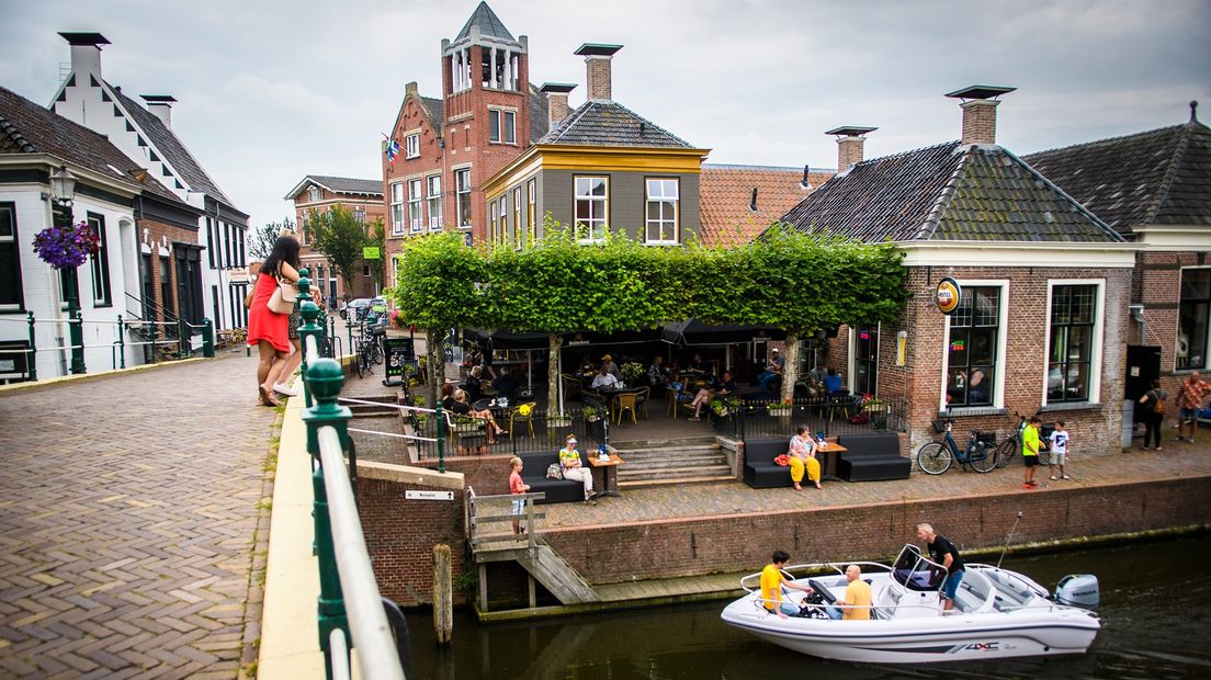 Toeristen in het allermooiste dorp van Nederland