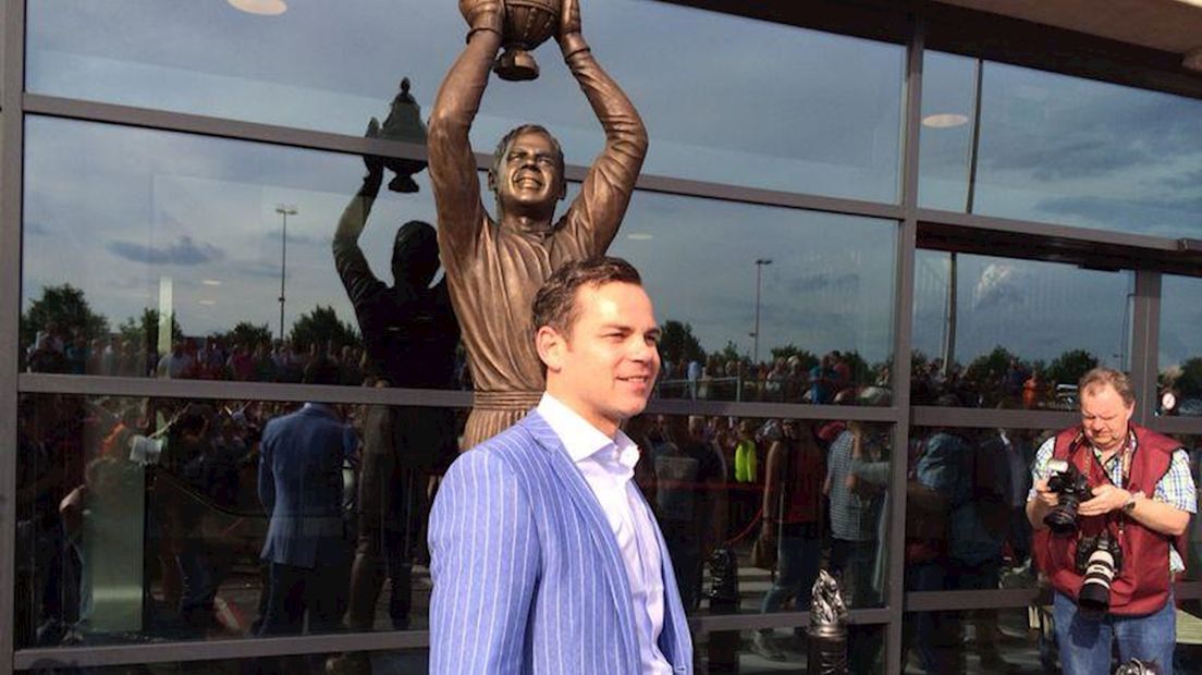 Sander Boschker voor zijn standbeeld