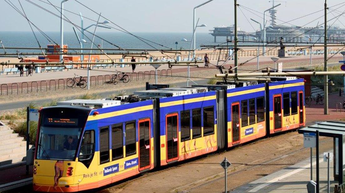 De speciale Avenio tram voor de Olympic Experience, hier op Scheveningen