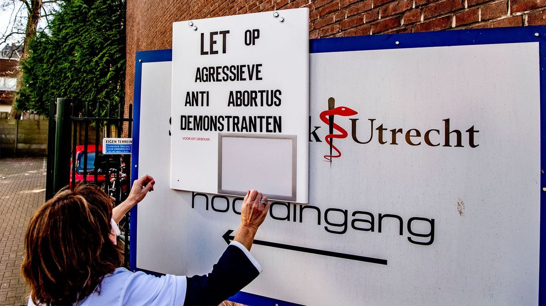 In 2019 hing een bord waarmee werd gewaarschuwd voor agressieve anti-abortusdemonstranten.