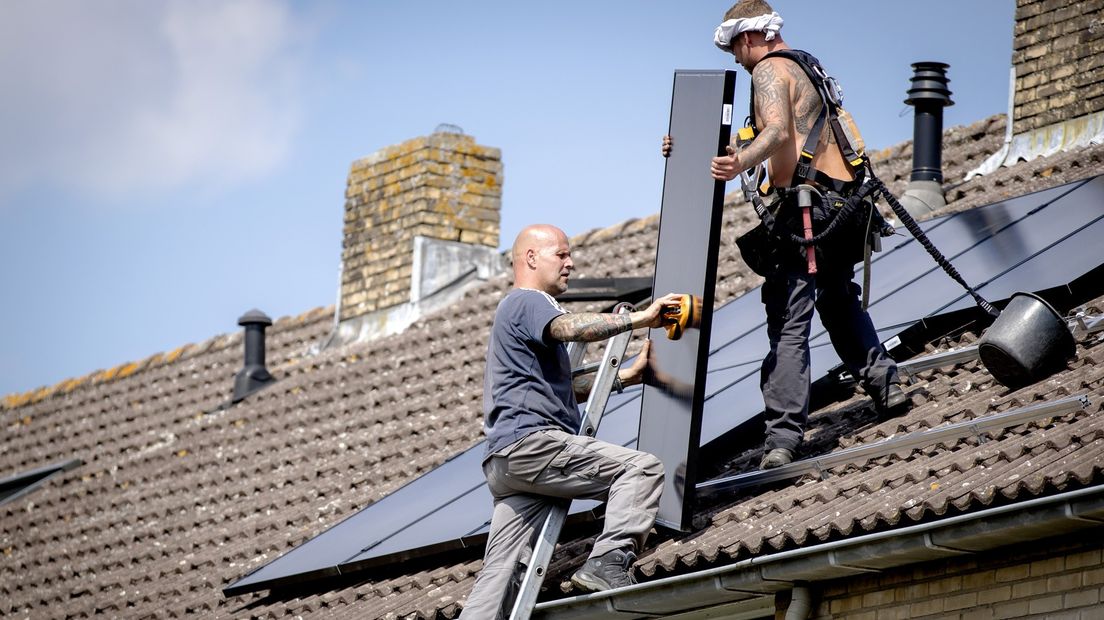 Zonnepanelen worden geïnstalleerd
