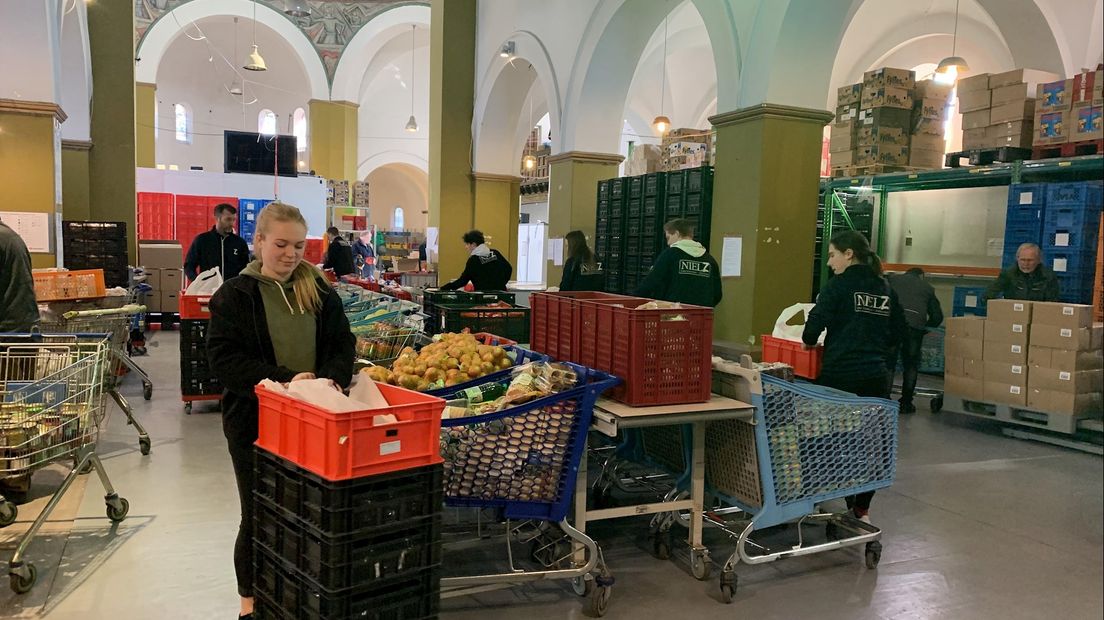 Personeel van Nielz vult de kratten