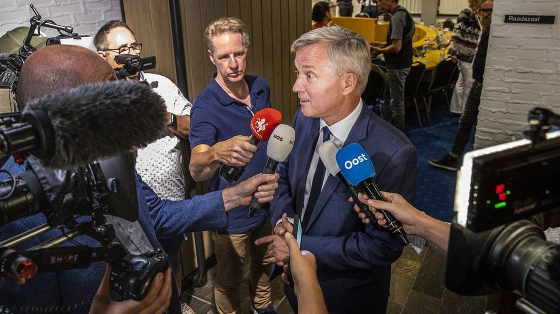 Staatssecretaris Eric van der Burg staat media te woord na afloop van de openbare raadsvergadering vorige week