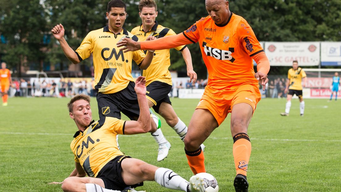 Daan Klomp (liggend) in duel met een speler van FC Volendam