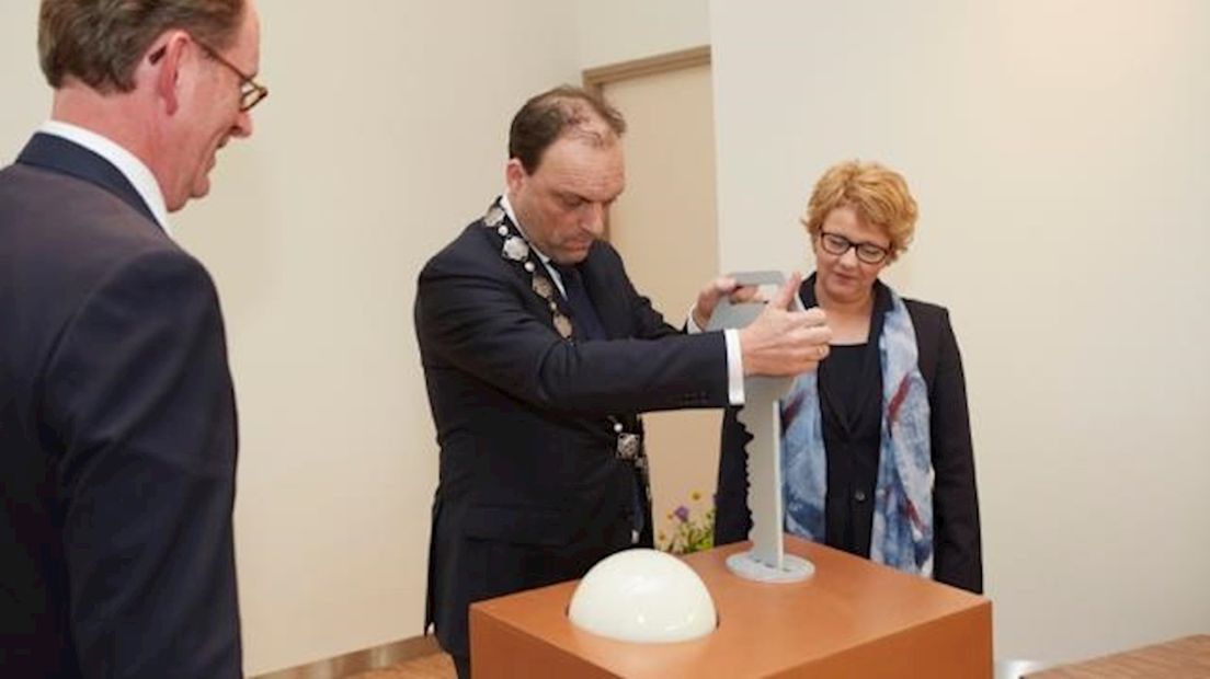 Burgemeester Snijders opent het crematorium
