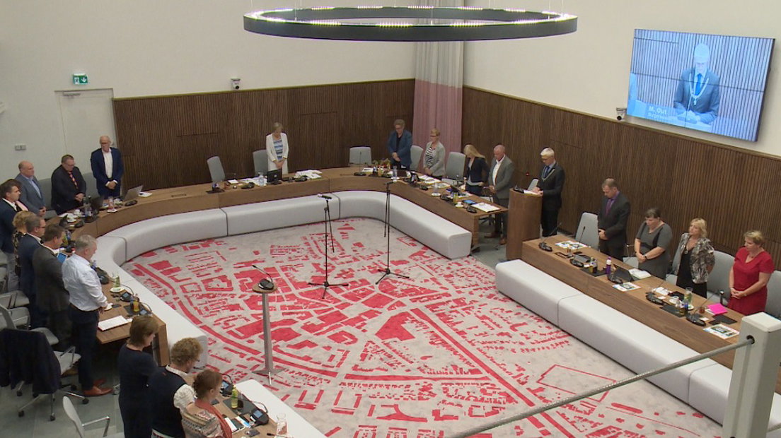 Een minuut stilte in de gemeenteraad van Assen (Rechten: Jeroen Willems/RTV Drenthe)