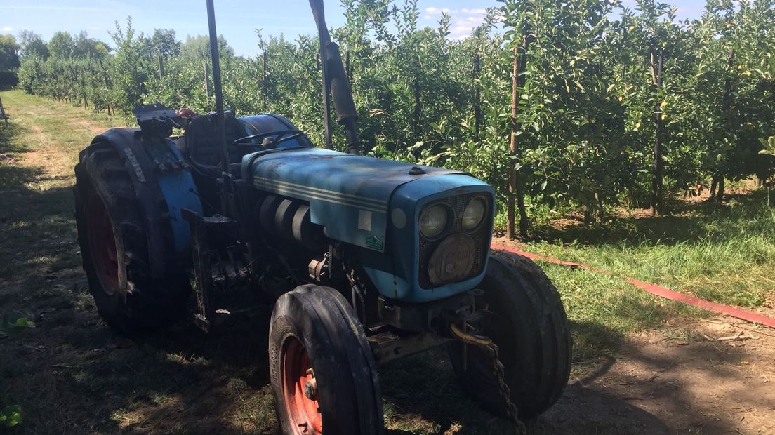 In Dreumel is in de nacht van zaterdag op zondag grote schade aangericht bij een fruitteler aan de Hogeweg. Met een tractor werden 120 fruitbomen omver gereden. De tractor werd in een meertje teruggevonden.