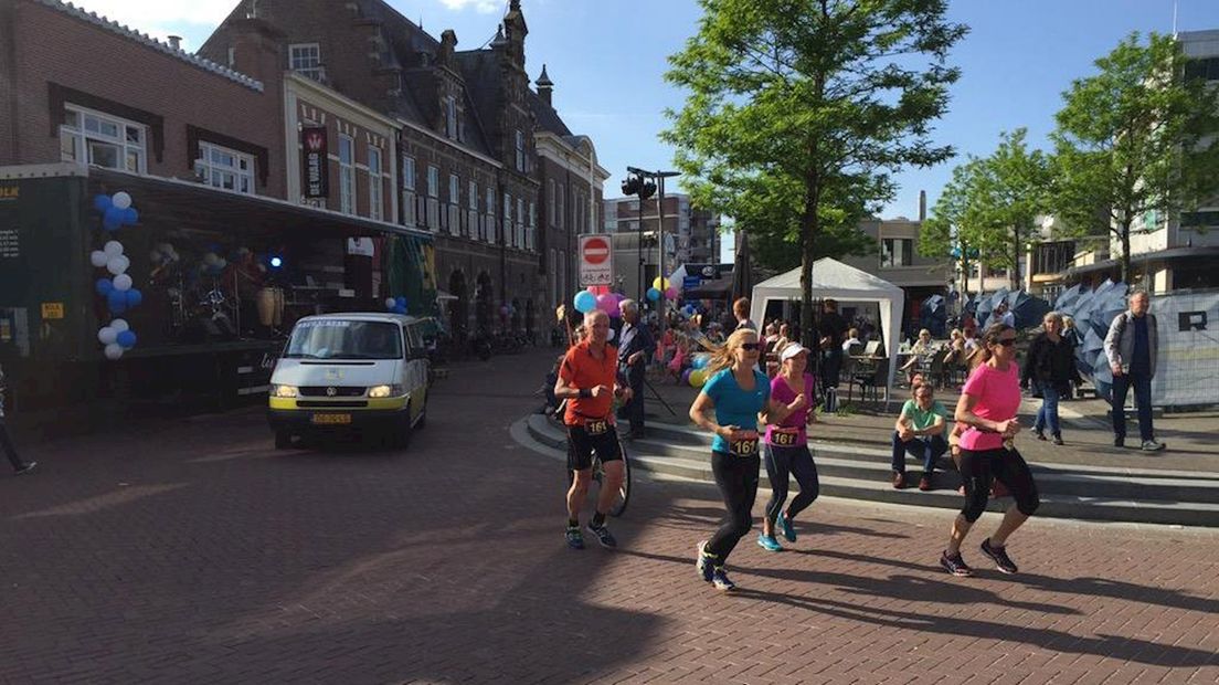Doorkomst renners Roparun in Almelo