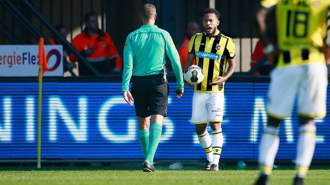 Vitesse-speler Lewis Baker nadat hij is bekogeld met bier