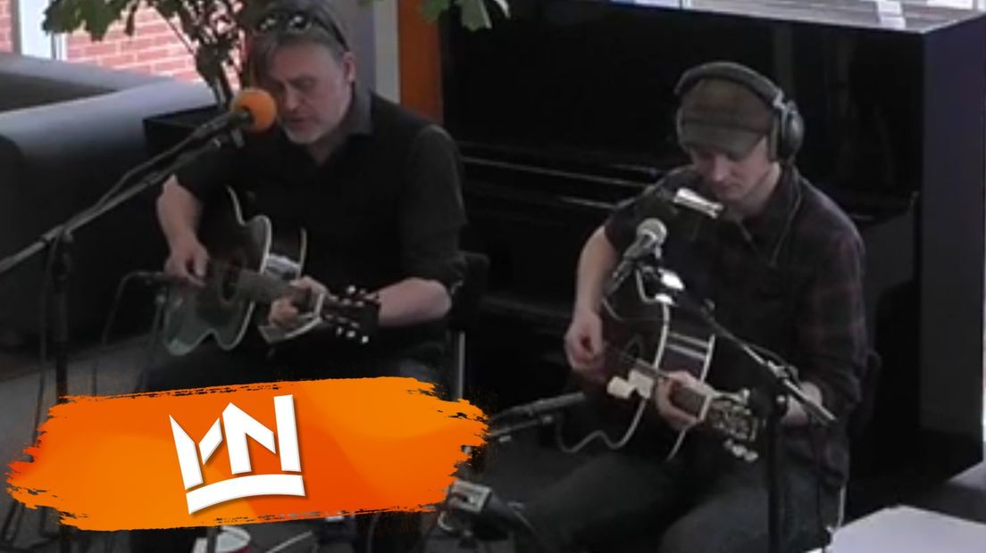 Bert Hadders en Joost Dijkema brengen hun koningsnummer ten gehore.