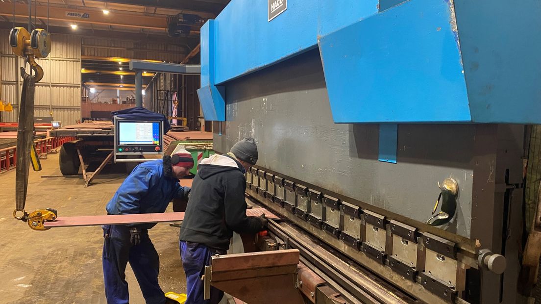 De productie begint met het snijden van staal met een snijmachine