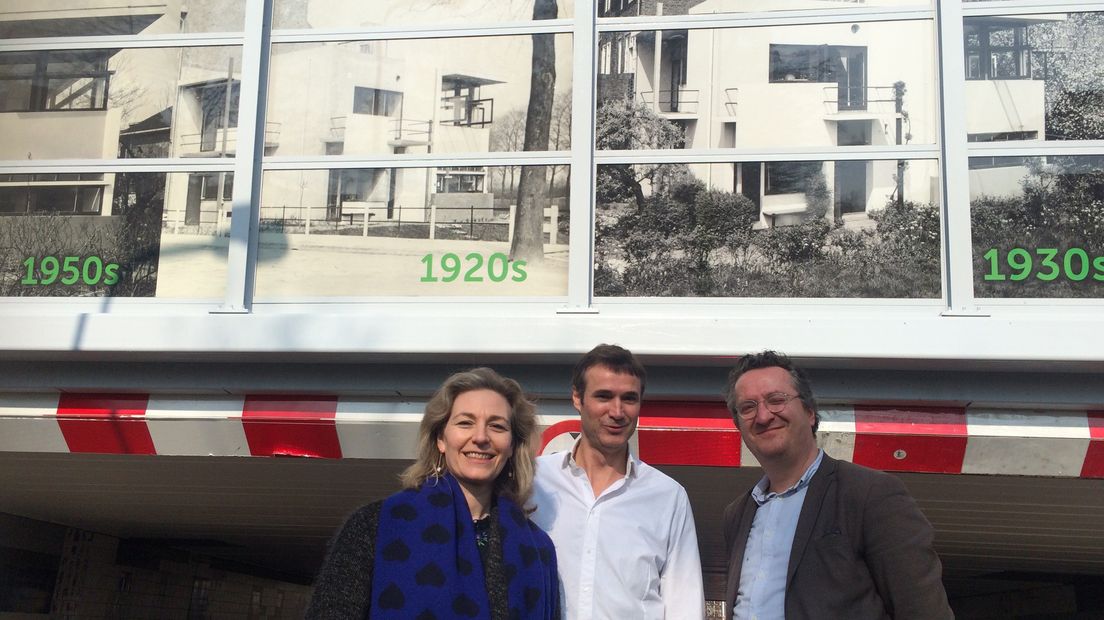 Wethouder Anke Klein, buurtbewoner Christiaan Heijne en Centraal Museum-directeur Bart Rutten bij het viaduct