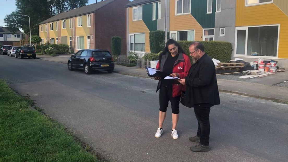Nicole Hammink (SP) en buurtbewoner Dennis Welle in de Ooi foto Omroep Gelderland