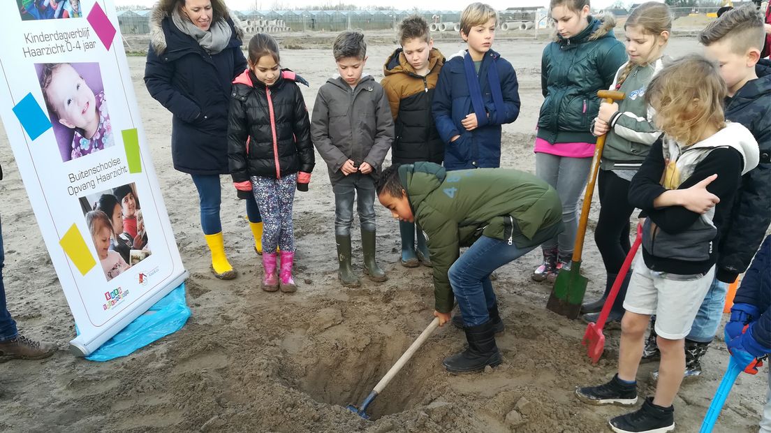 Er wordt een diep gat gegraven.