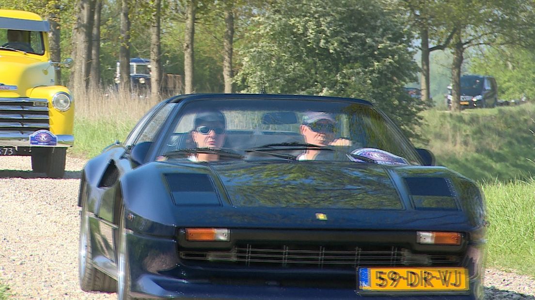 Klassiekers de weg op voor het goede doel (video)