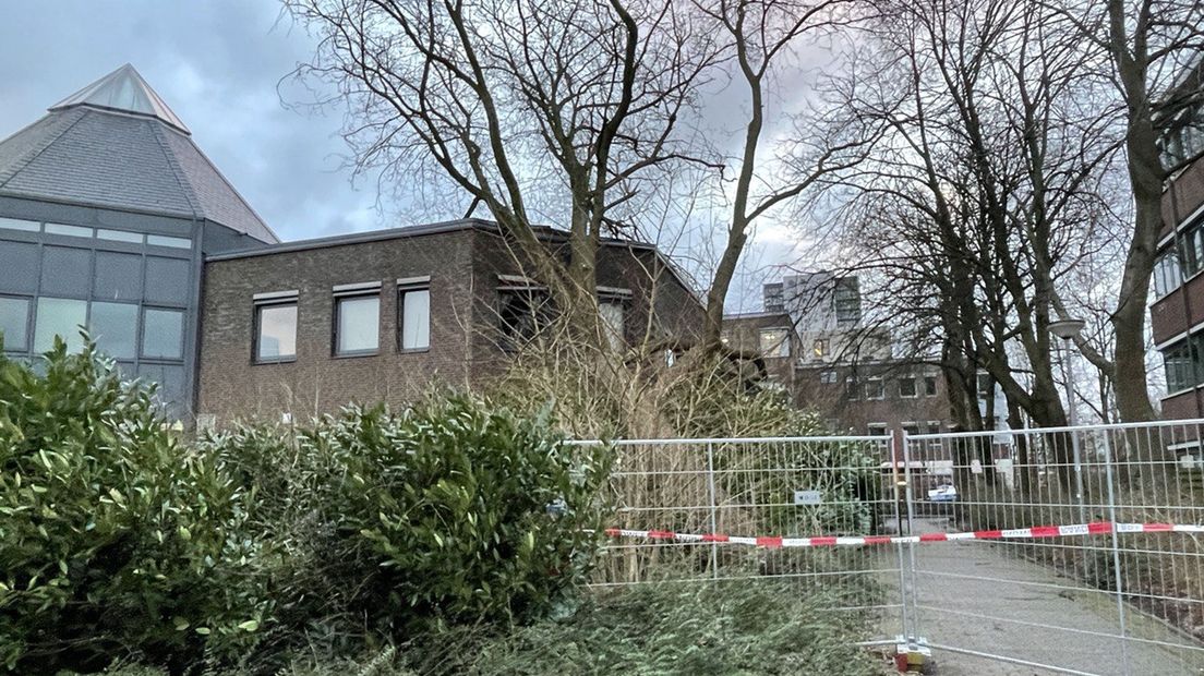The day after: de boom ligt nog tegen het pand