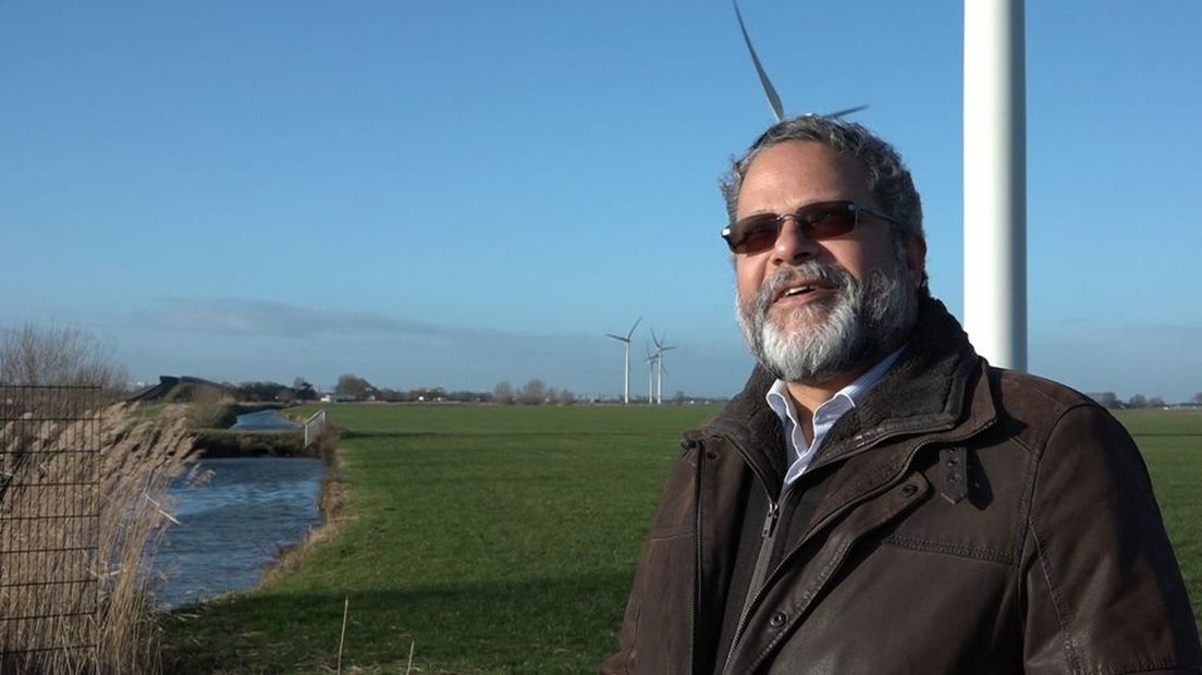 Wethouder Stefan van Someren bij de windmolens langs de A15 bij Kesteren.