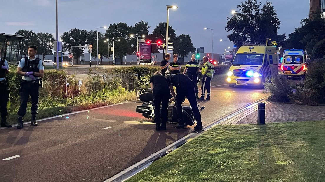 Politie onderzoekt aanrijding tussen twee scooters