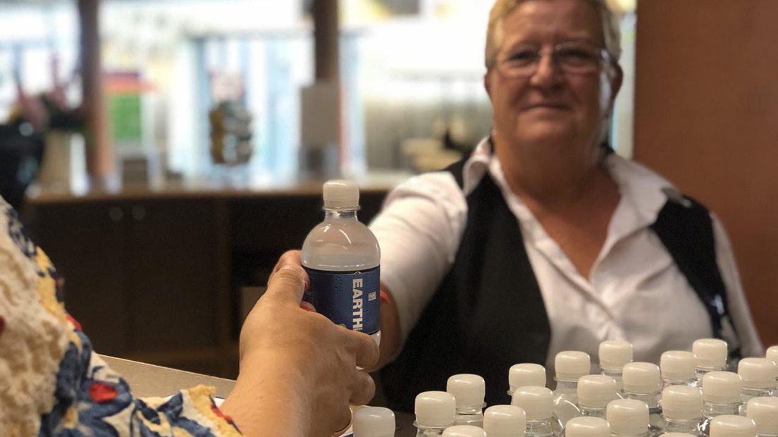 Het Martini Ziekenhuis deelt gratis flesjes water uit.