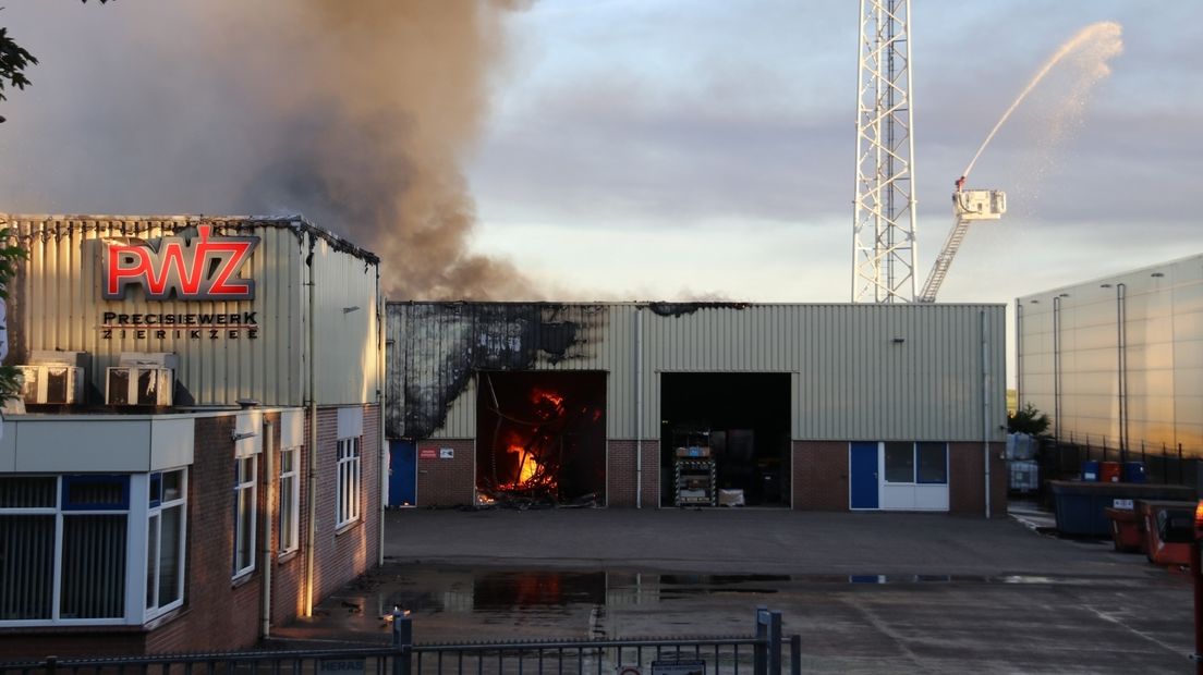 De brand ontstond rond 20.00 uur bij het bedrijf Precisiewerk in Zierikzee