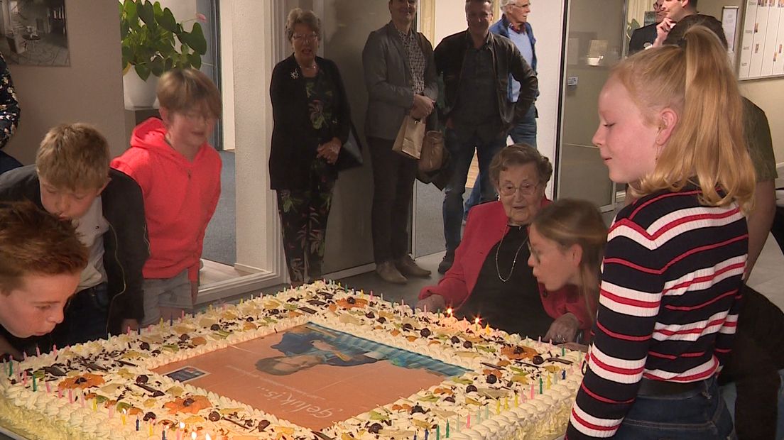 Anny Bliekendaal (107) met haar achterkleinkinderen.