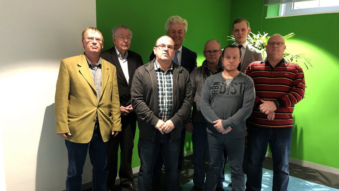 Geert Wilders met de Pekelder PVV'ers o.l.v. Arthur van Dooren (rechts, grijze trui)