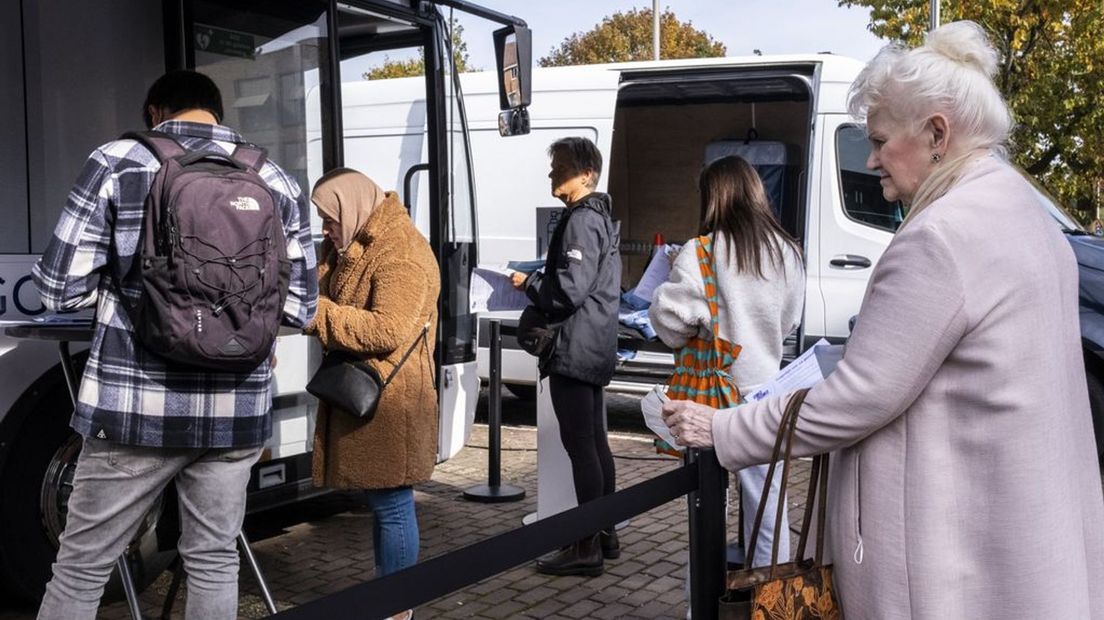 Op verschillende plekken in Gelderland, zoals hier in Nijmegen, zoekt de GGD met mobiele prikbussen de mensen op.