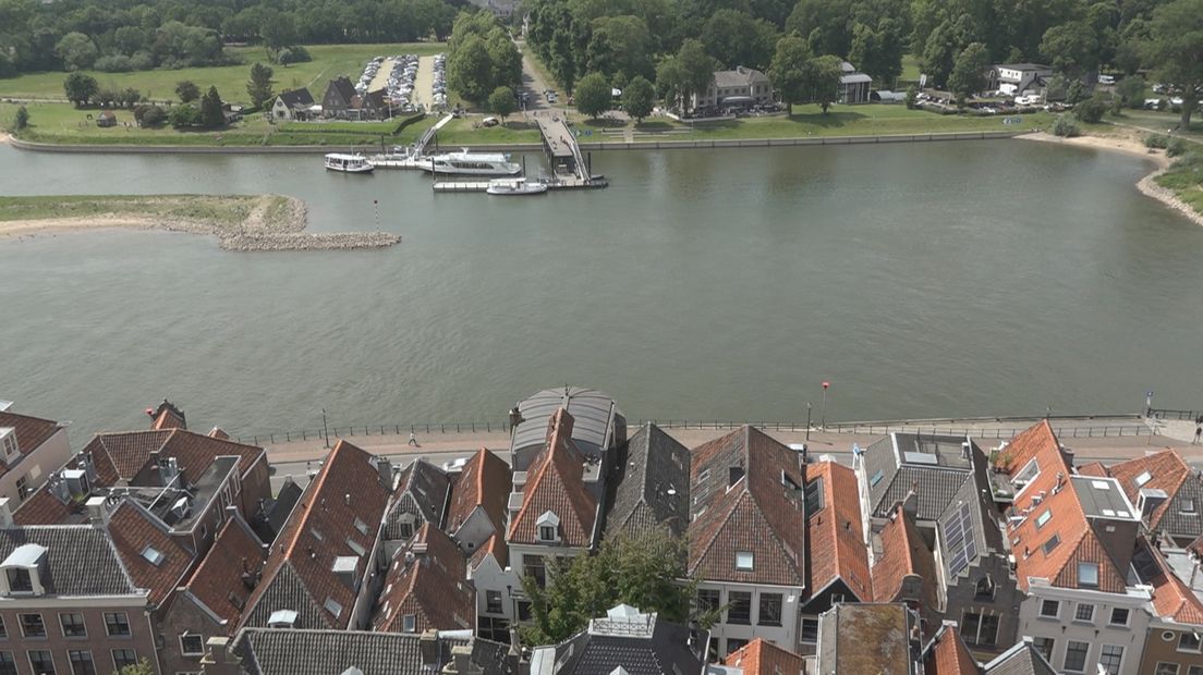 IJssel en Deventer stadsfront van boven gezien