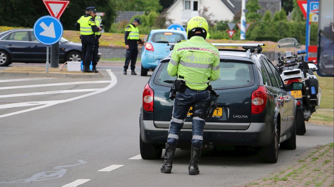 Alcoholcontrole op N342 in Oldenzaal (archieffoto)
