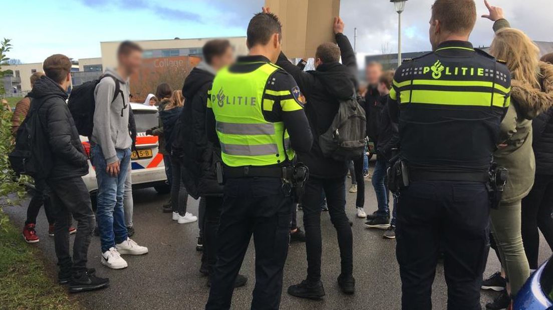 Leerlingen van het Staring College in Lochem voerden maandagochtend massaal actie tegen de voorlopige schorsing van de docent die in de klas naar porno keek. De scholieren, die vinden dat de zaak wordt opgeblazen, verzamelden zich op het schoolplein.