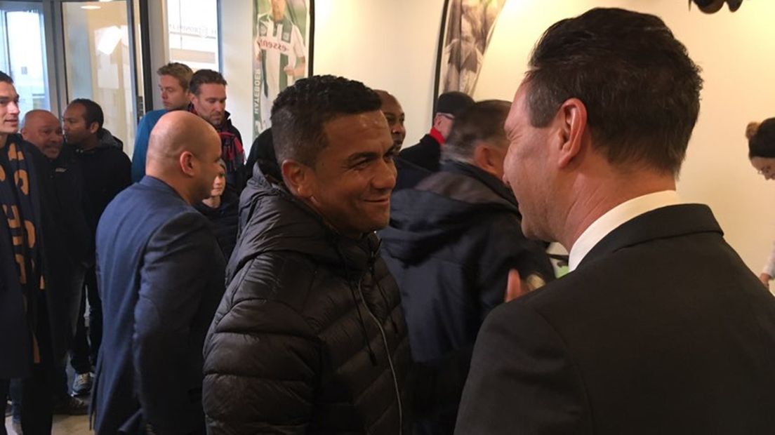 Luciano maakt een praatje met perschef van FC Groningen Richard van Elsacker