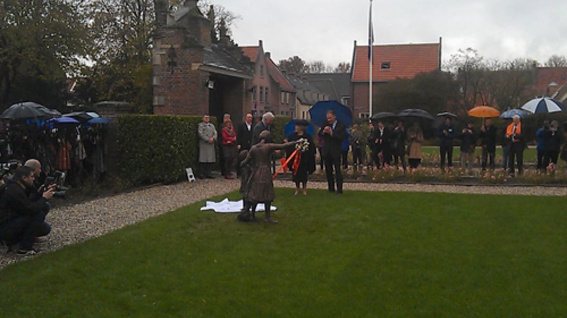 Prinses Beatrix heeft donderdag in Buren een beeld onthuld ter ere van het 400-jarig bestaan van het weeshuis.