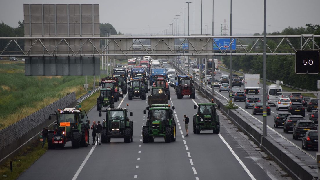 Boeren blokkeren snelweg in Veenendaal