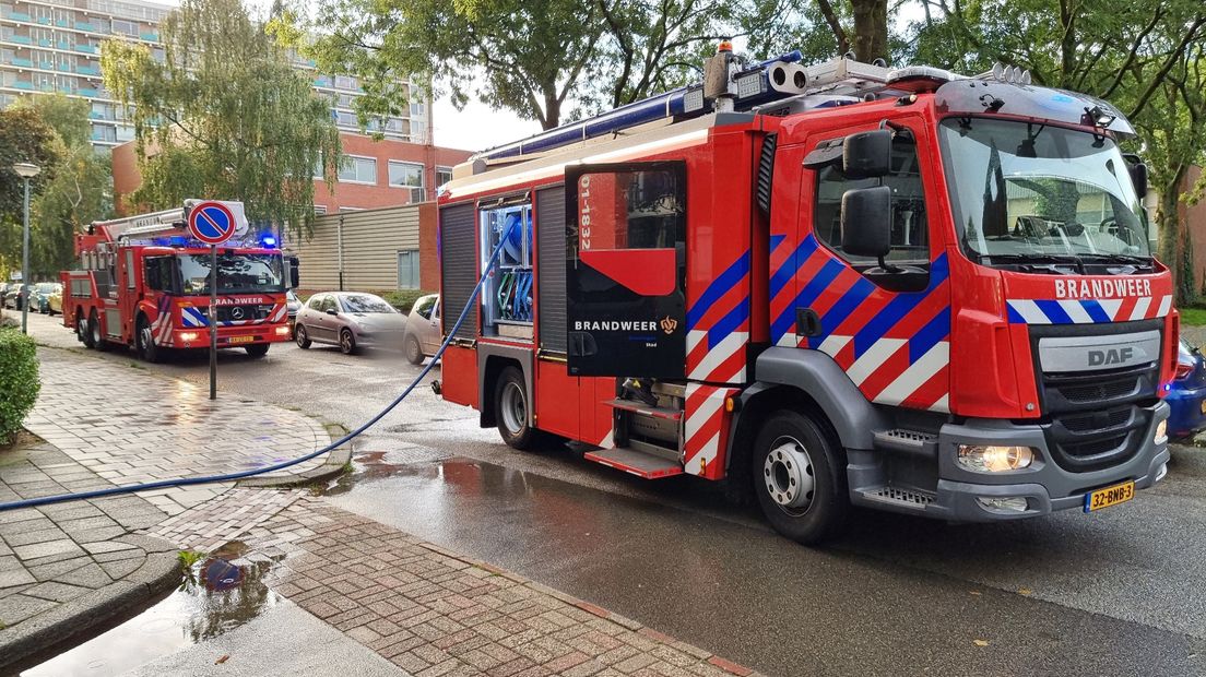 De brandweer is bezig met het blussen van de brand