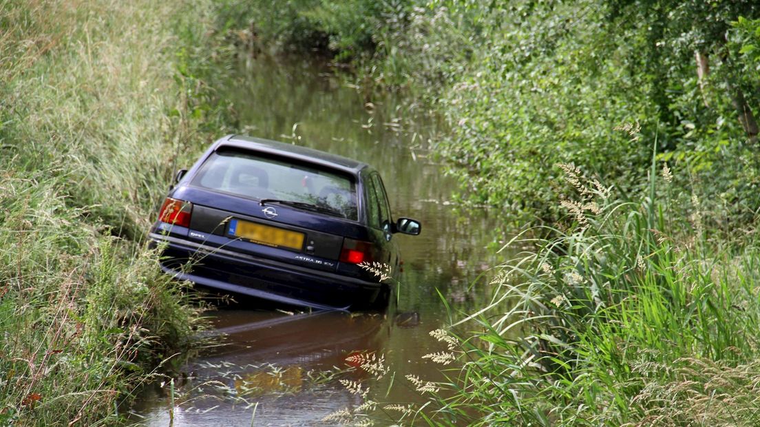 Auto in de sloot