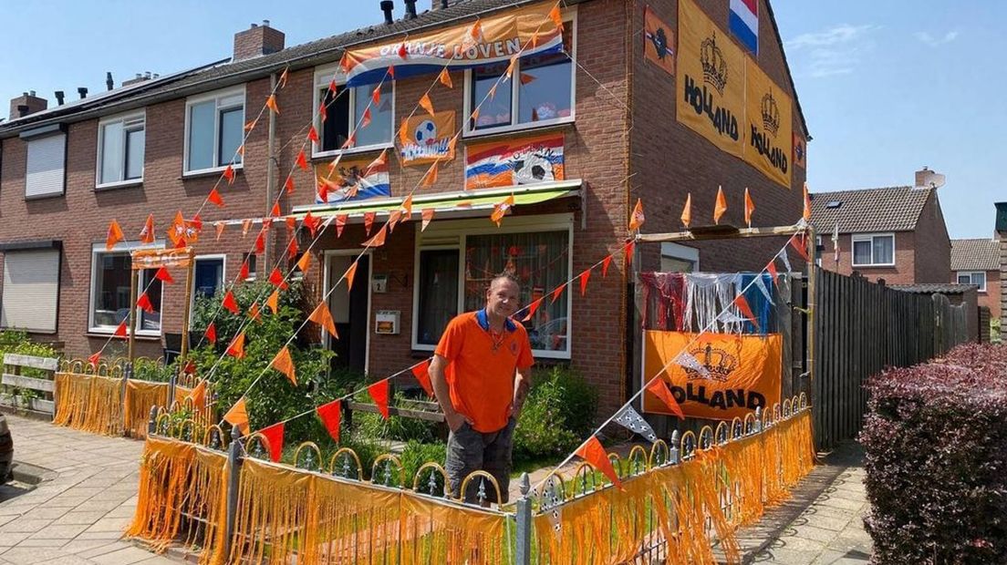 Dennis van Hagen uit Hengelo versiert zijn huis voor het WK, net zoals op deze foto van vorig jaar.
