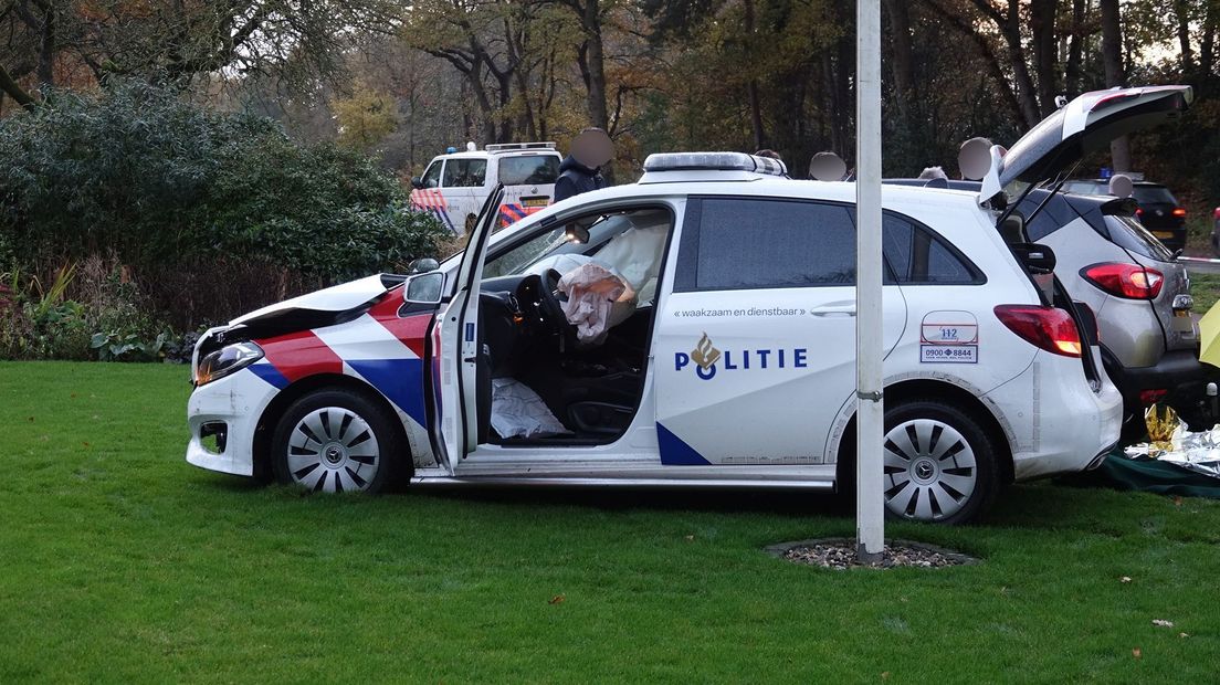 Politieauto betrokken bij auto-ongeluk in Mariënberg - RTV Oost