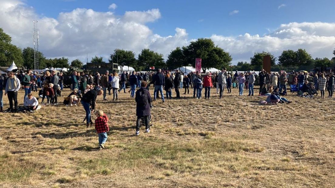 Publiek bij de dropping in Ede.