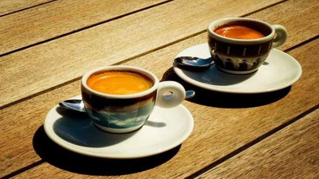 Mensen kunnen er koffie proeven en het brandproces zien