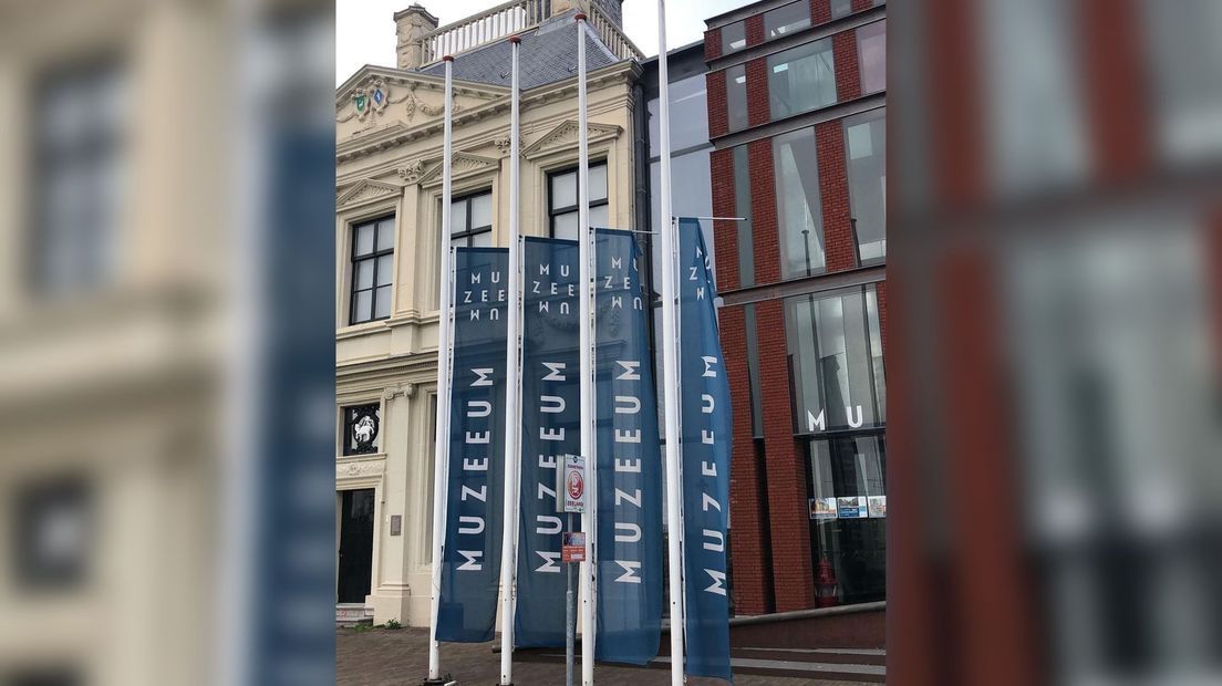 Het MuZEEum in Vlissingen heeft de vlaggen voor de deur van het museum halfstok gehangen uit protest.