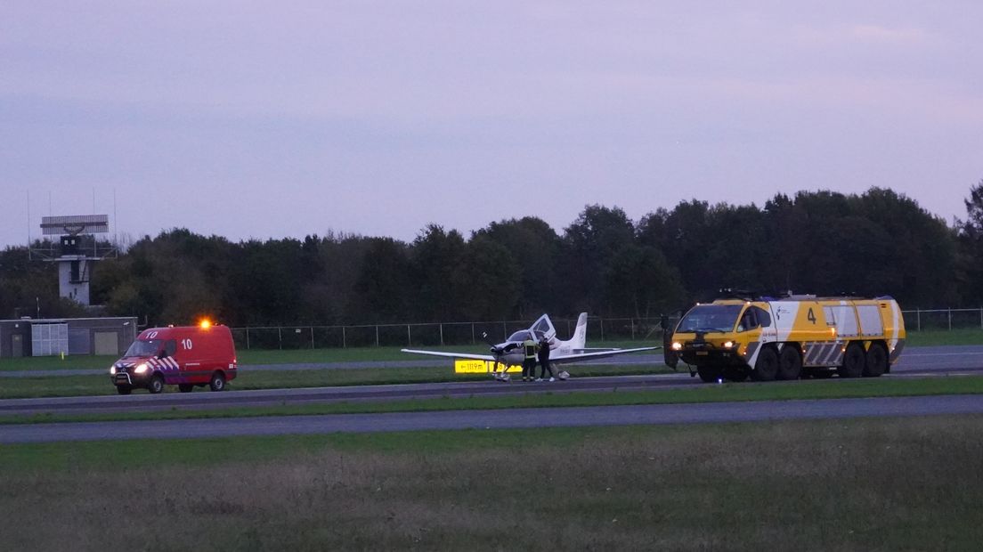 De brandweer is met een crashtender (rechts) aanwezig
