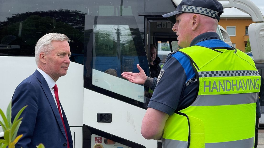 Staatssecretaris in gesprek met medewerkers op het station in Emmen