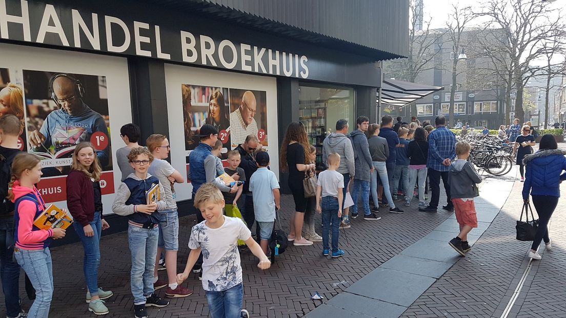Tieners in de rij voor GameMeneer